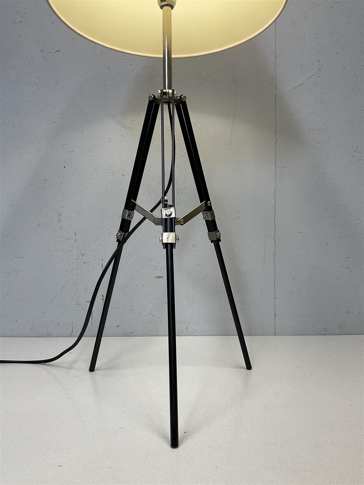 Tripod-pöytävalaisin, valkoinen varjostin