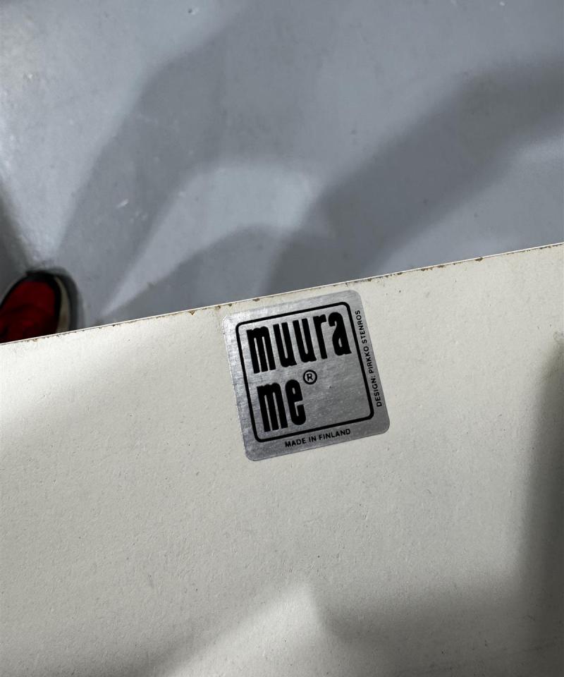 Muurame kulmikas hyllykkö