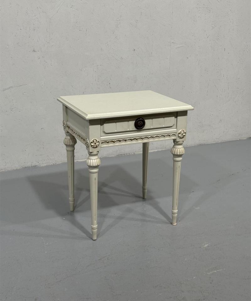 Kustavilainen sivupöytä valkoinen