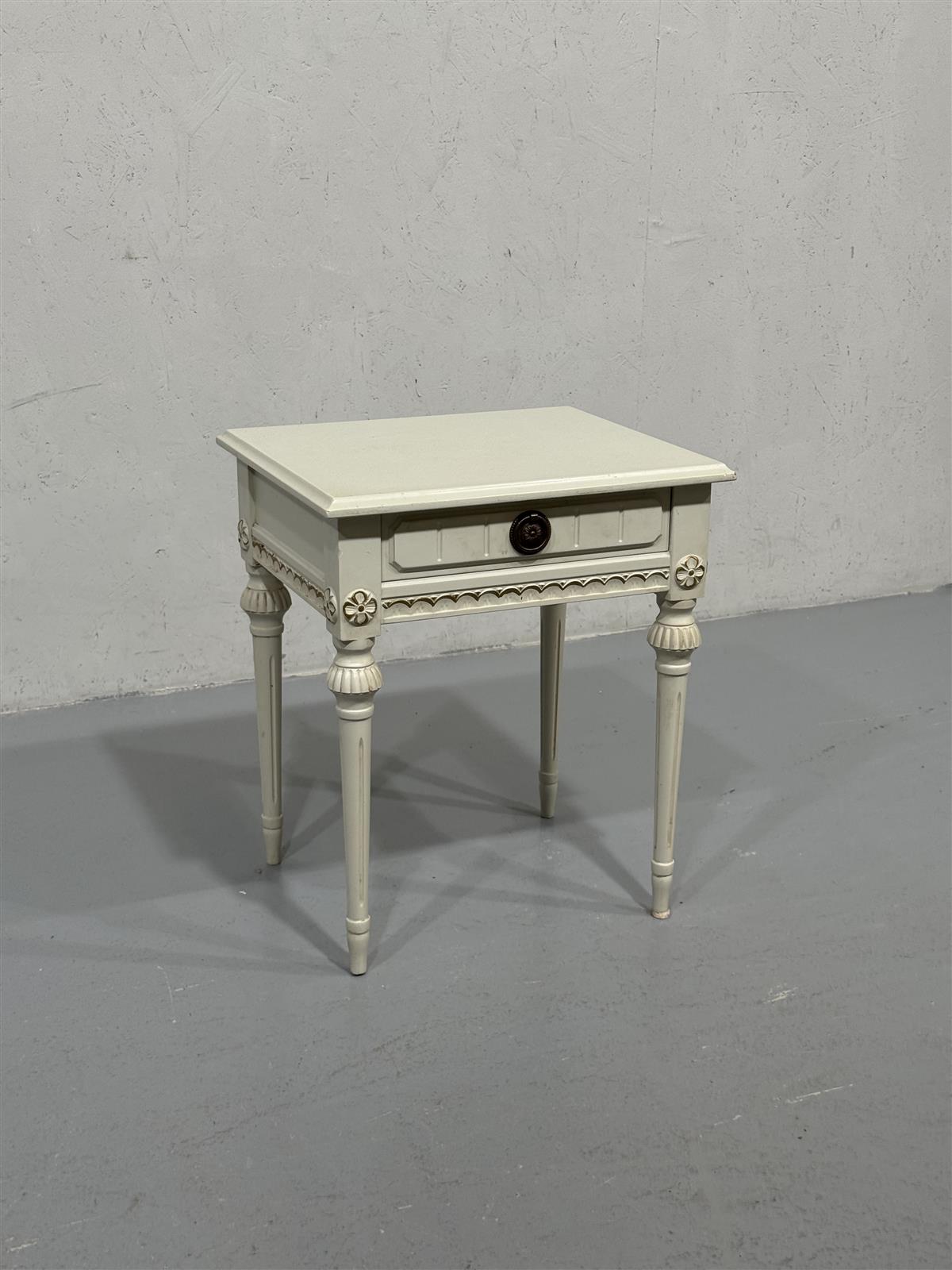 Kustavilainen sivupöytä valkoinen