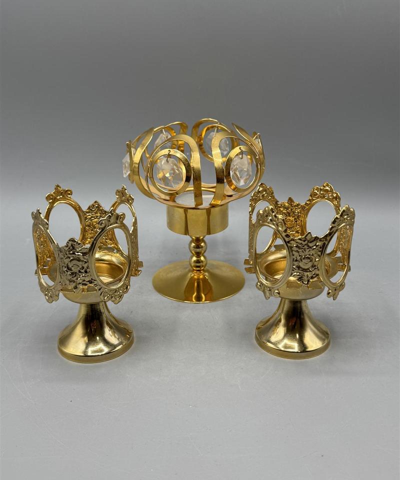 Kynttilänjalat koristeellisilla yksityiskohdilla