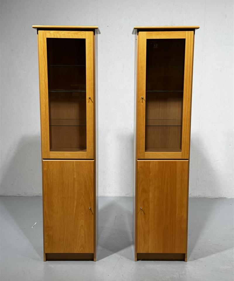 Kapea vitriinikaappi puu (2 kpl)