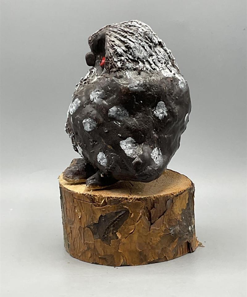 Pöllöveistos puualustalla, Marja Hernesniemi