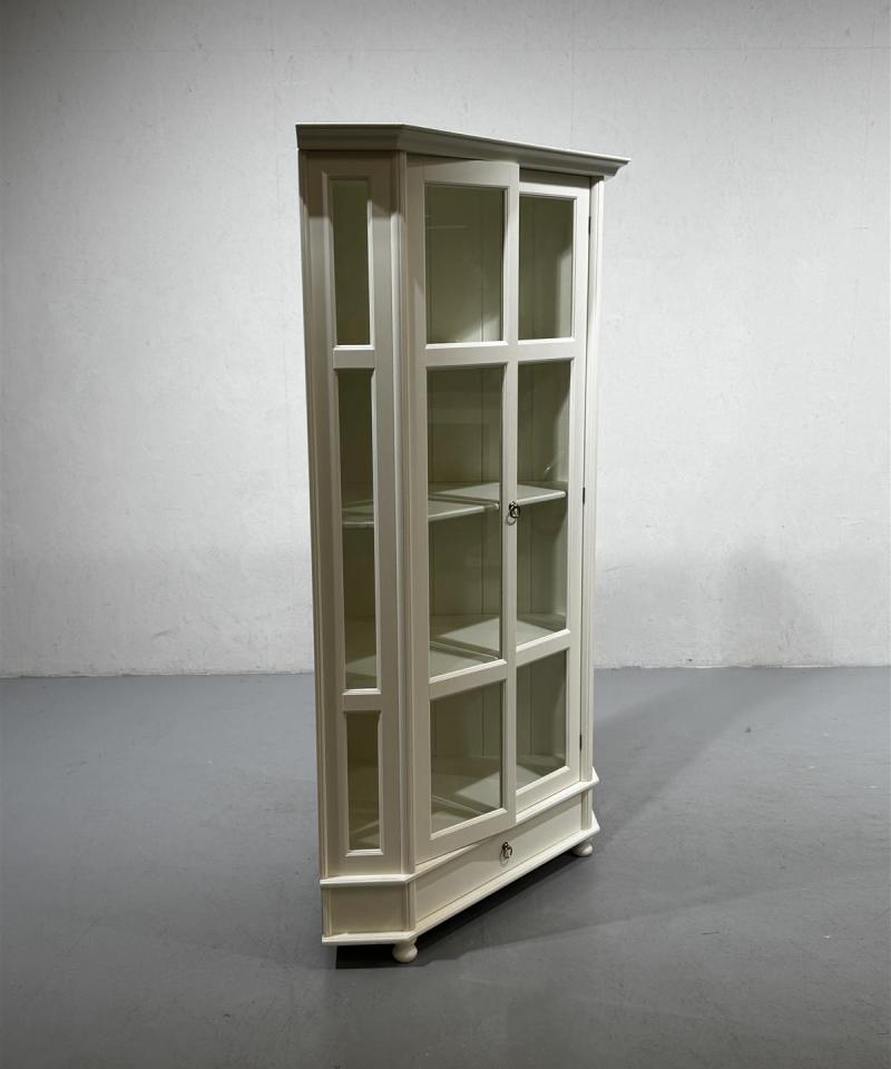 Kulma vitriinikaappi