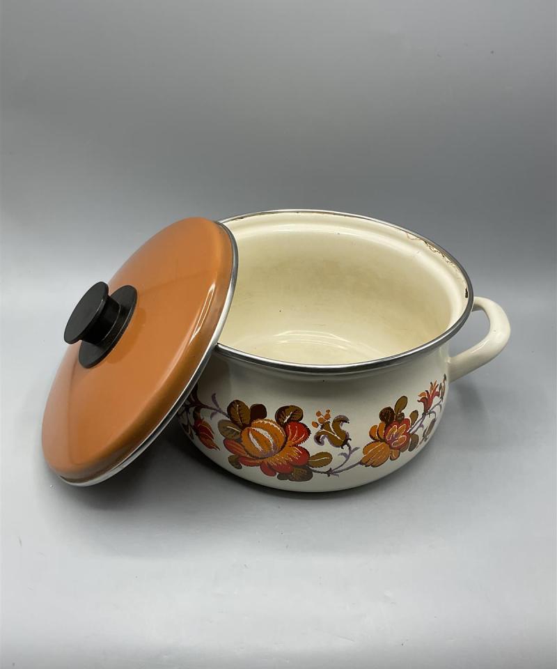 Emaloitu kattila kukkakuvioilla