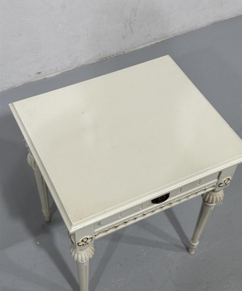 Kustavilainen sivupöytä valkoinen