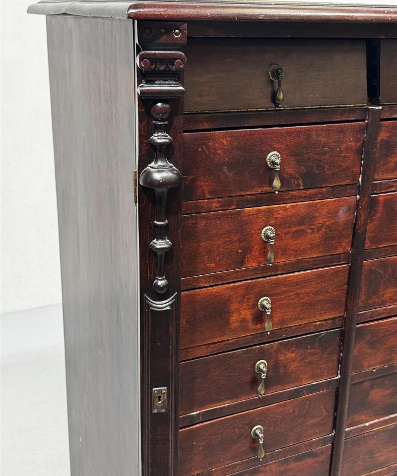 Vintage apteekkarin lipasto puu