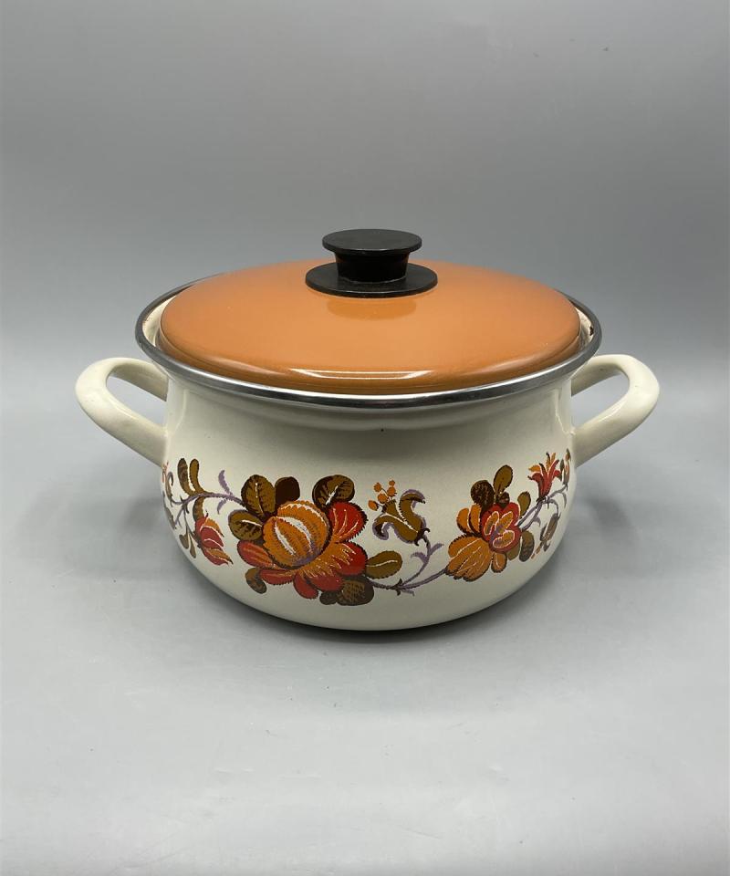 Emaloitu kattila kukkakuvioilla