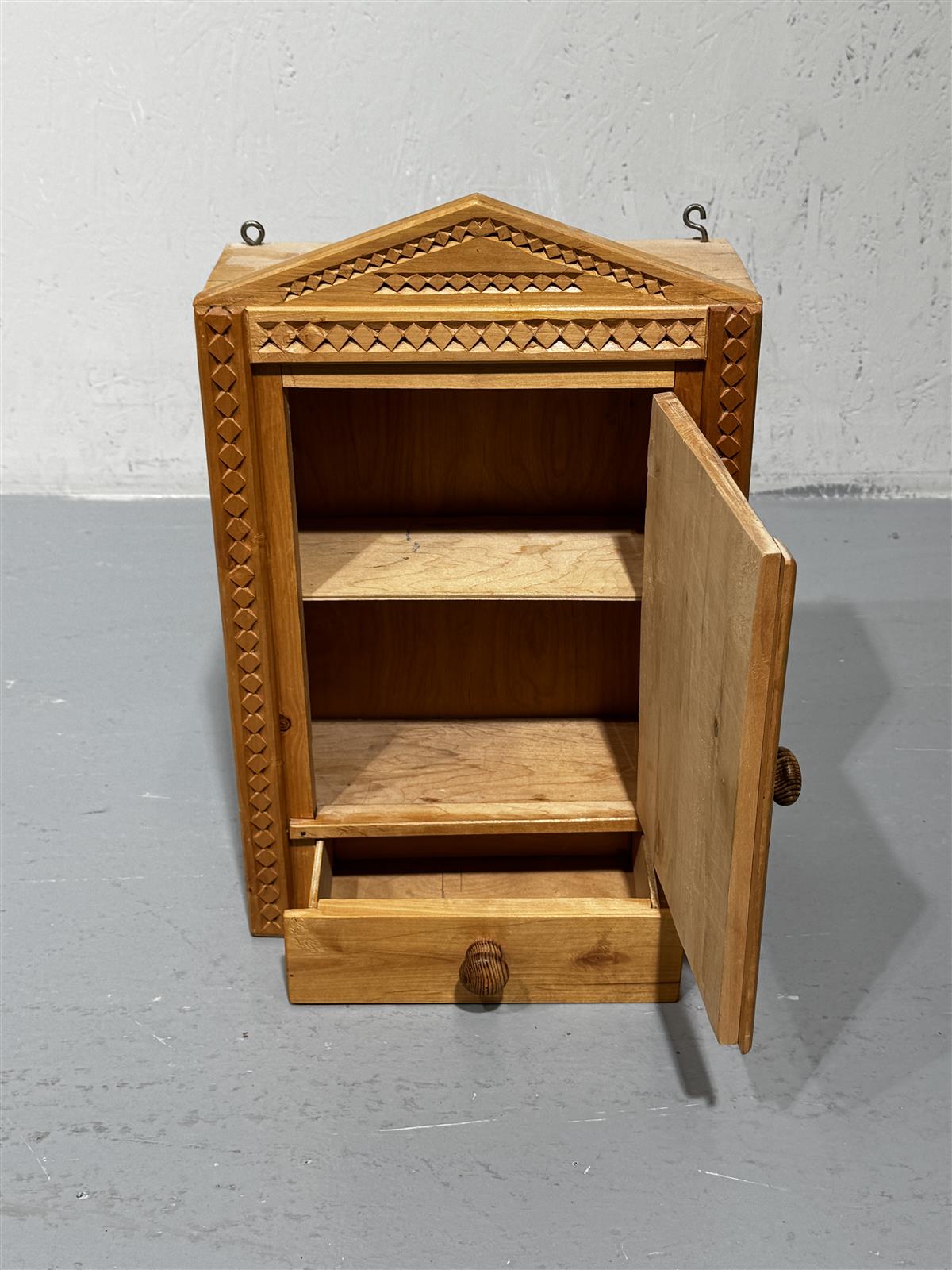 Pieni puinen seinäkaappi