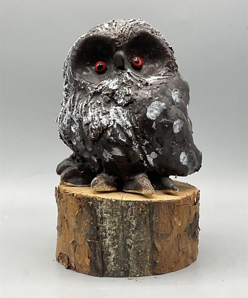 Pöllöveistos puualustalla, Marja Hernesniemi