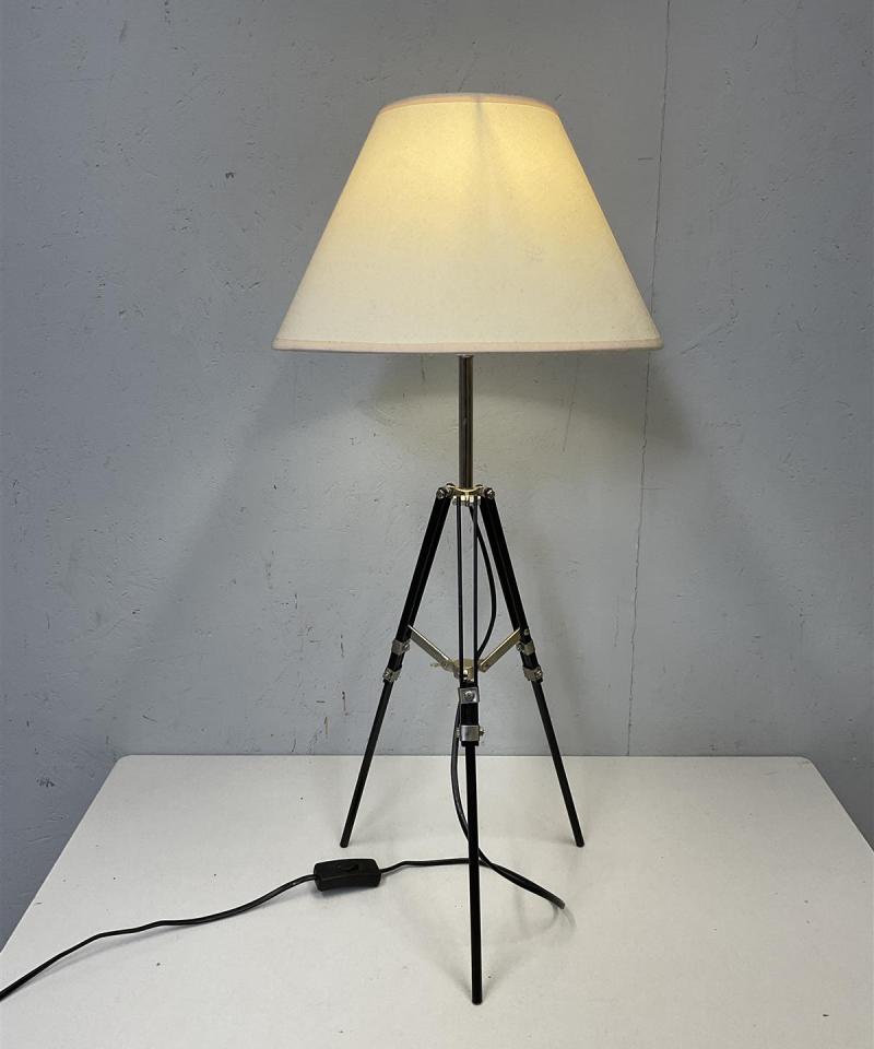 Tripod-pöytävalaisin, valkoinen varjostin