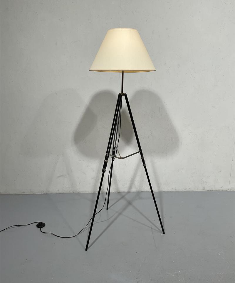 Tripod-lattiavalaisin