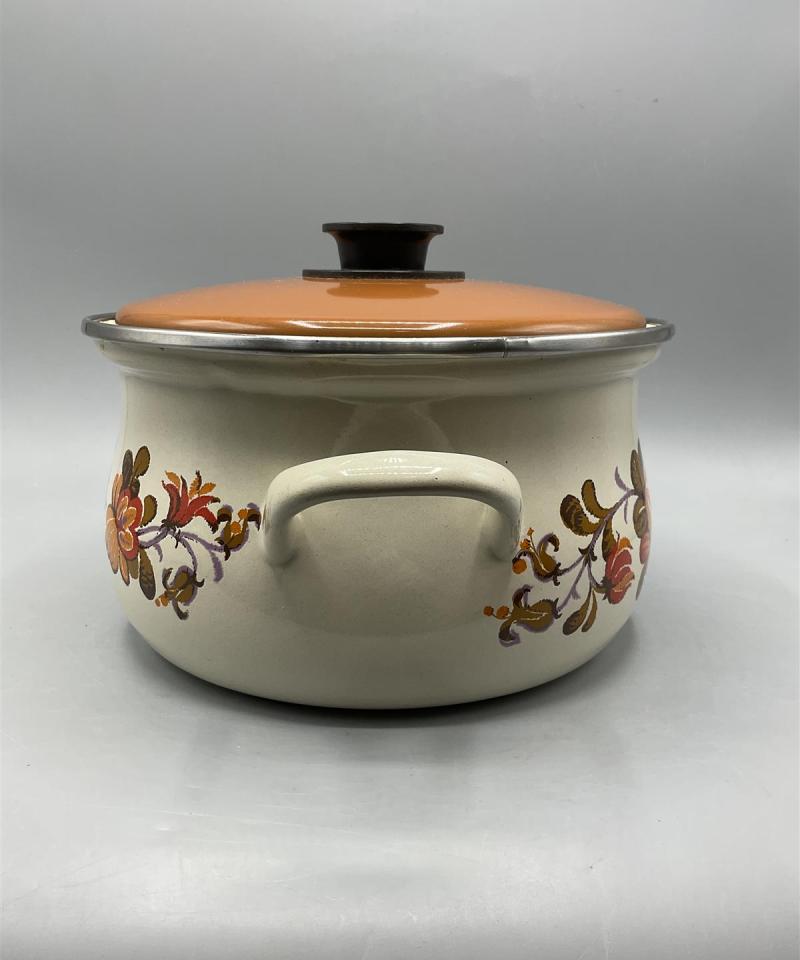 Emaloitu kattila kukkakuvioilla