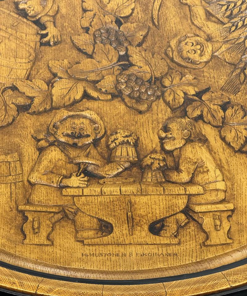 Pyöreä puupöytä kaiverruksilla