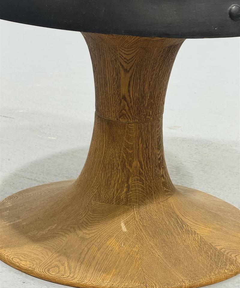 Pyöreä puupöytä kaiverruksilla