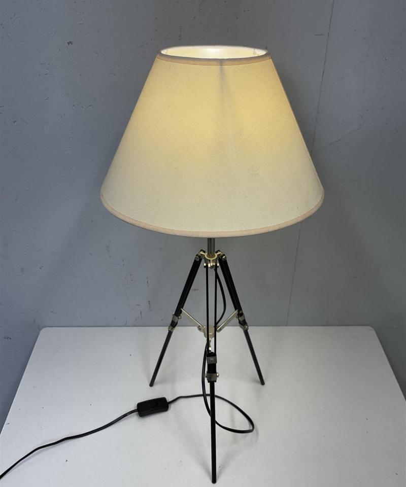 Tripod-pöytävalaisin, valkoinen varjostin