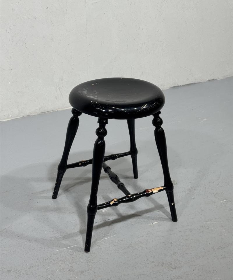 Vintage jakkara puu musta