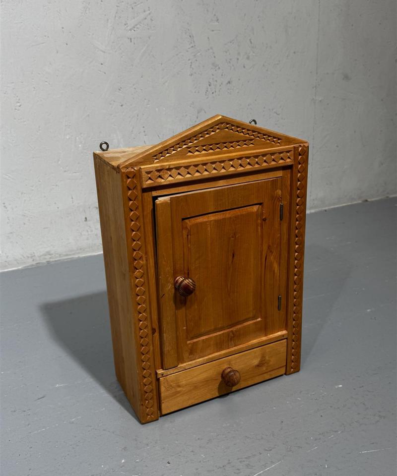 Pieni puinen seinäkaappi