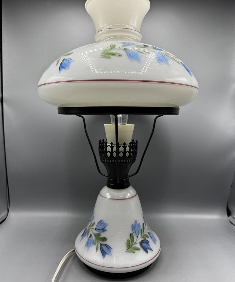 Vintage pöytävalaisin kukkakuvioilla