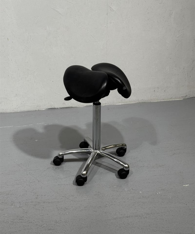 Moderni satulatuoli musta