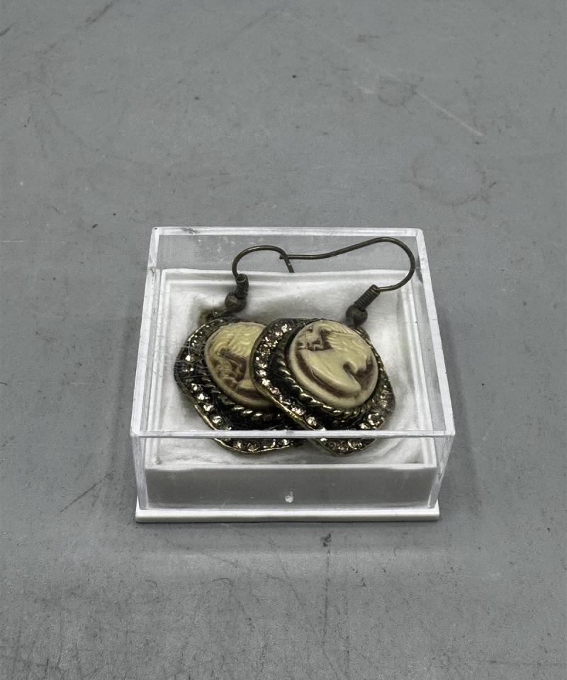 Vintage Camee korvakorut,, messinki