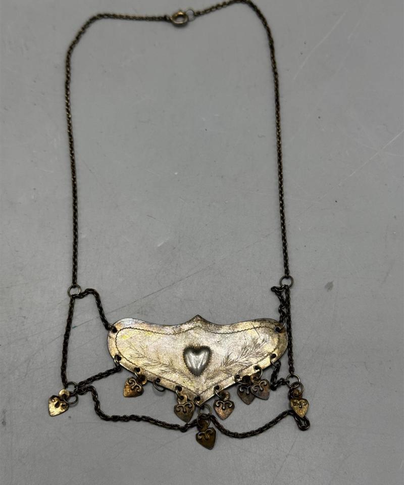 Vintage kansallispukukoru sydänkoristeilla