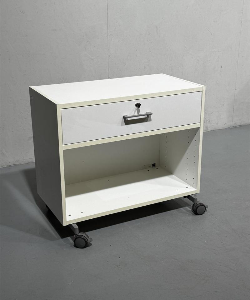 Valkoinen laatikosto (2 kpl) pyörillä leveä