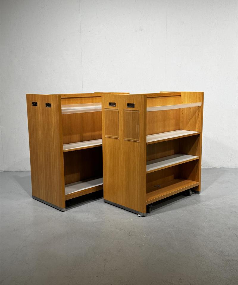 Puuhyllykkö kaksipuolinen pyörillä (2 kpl)