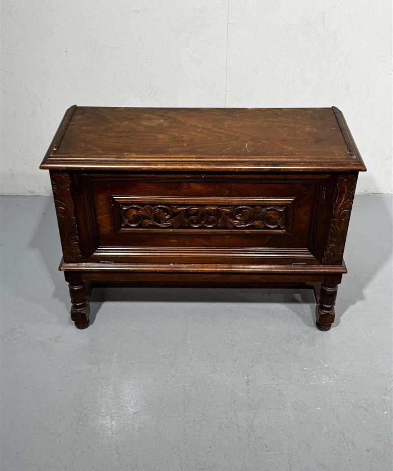 Antiikkinen kaappi (ei avainta)