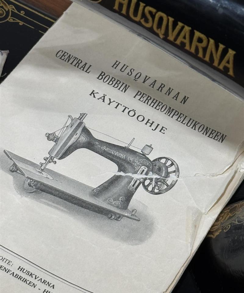 Vintage ompelukonepöytä Husqvarna (jihna puuttuu)