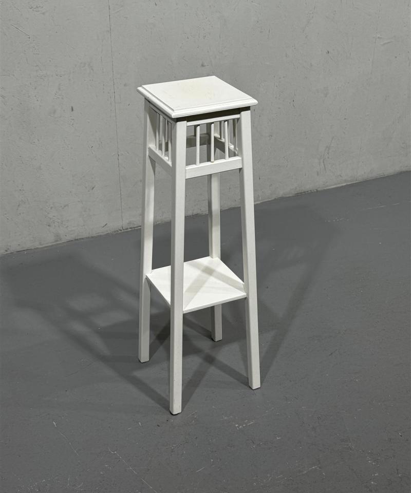 Valkoinen korkea kukkajalusta