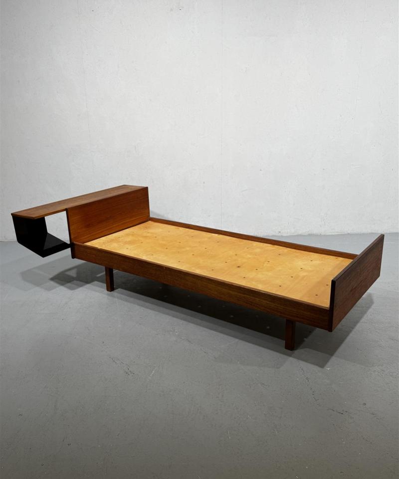 Vintage teak 60-luku sänky päädyllä