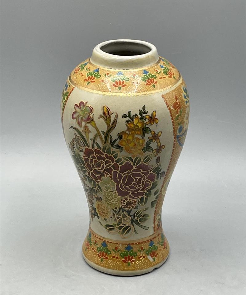 Käsinmaalattu Kukkakuvioinen vaasi