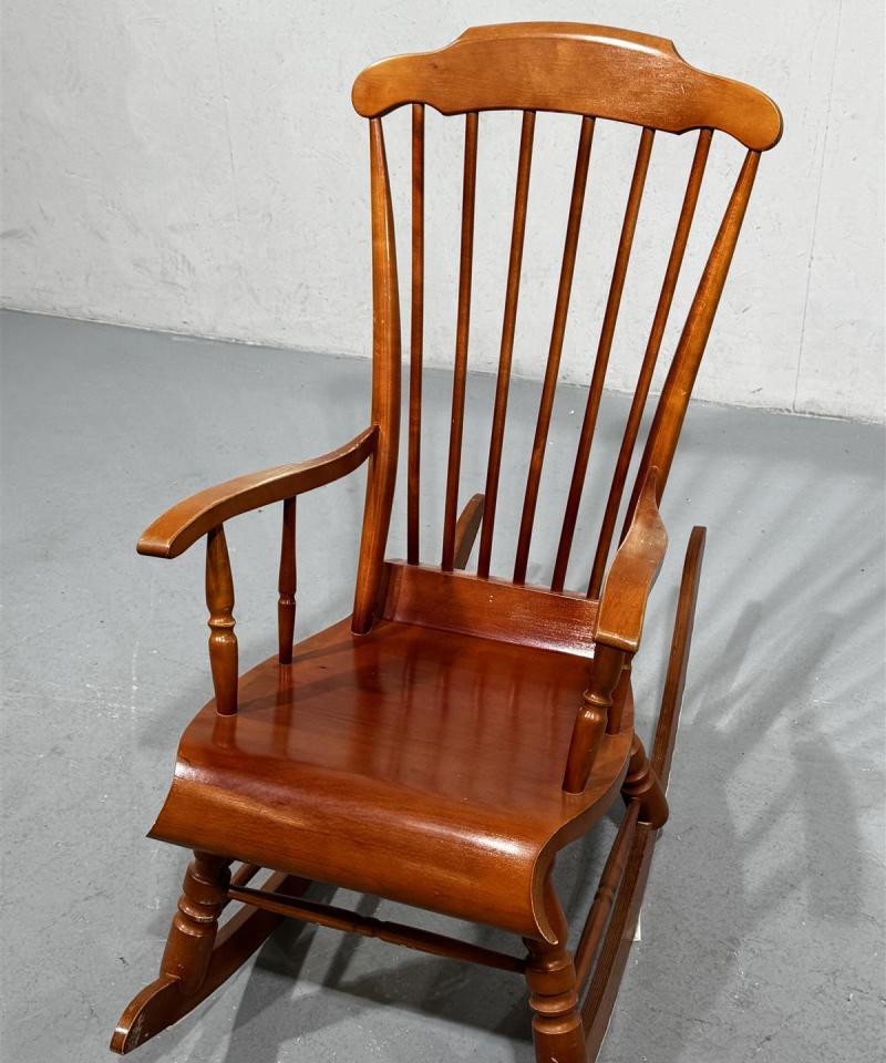 Vintage talonpoikaistyyli keinutuoli korjattavaksi