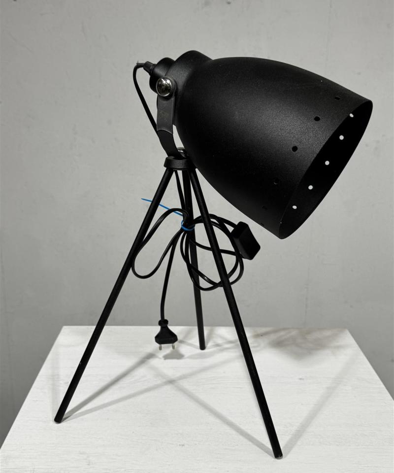 Moderni pöytävalaisin kolmijalka musta