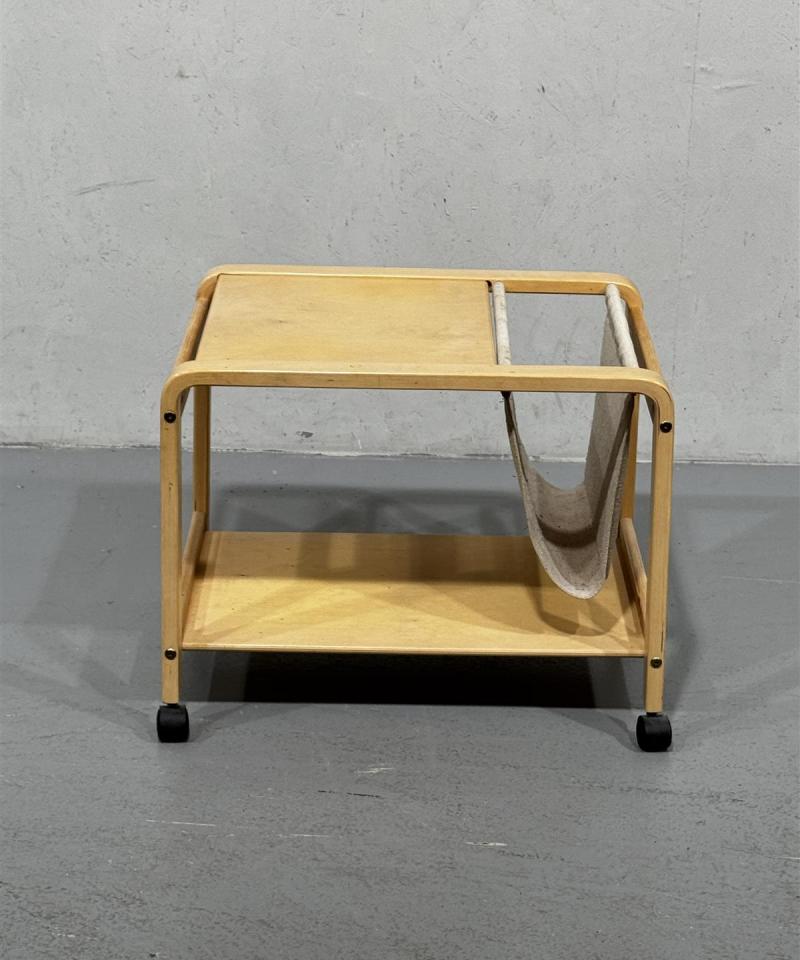 Tarjoiluvaunu lehtitelineellä, puu