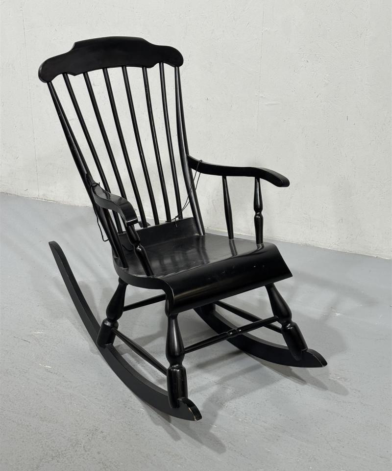 Vintage talonpoikais keinutuoli musta