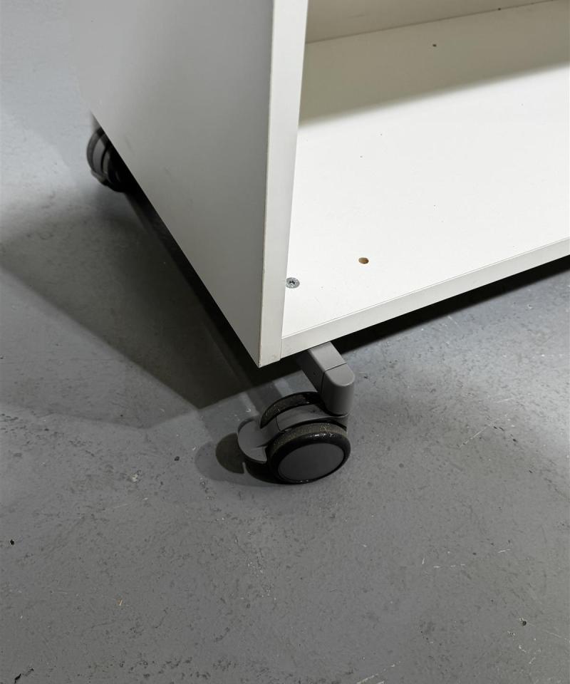 Valkoinen laatikosto (2 kpl) pyörillä leveä