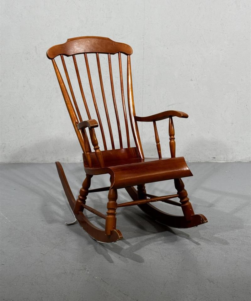 Vintage talonpoikaistyyli keinutuoli korjattavaksi