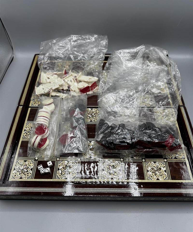 Shakki- ja backgammon-setti luunappulat