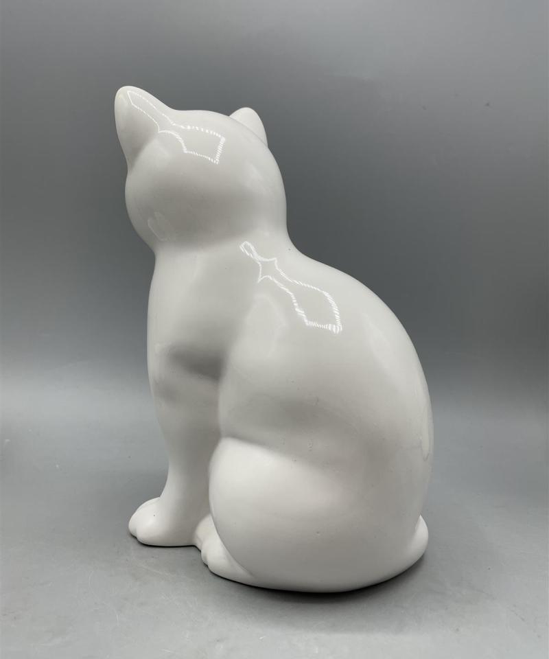 Valkoinen posliini kissafiguuri