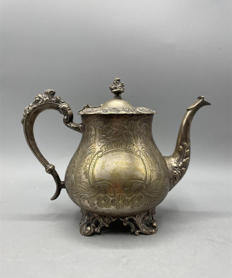 Vintage teekannu ja kermakko