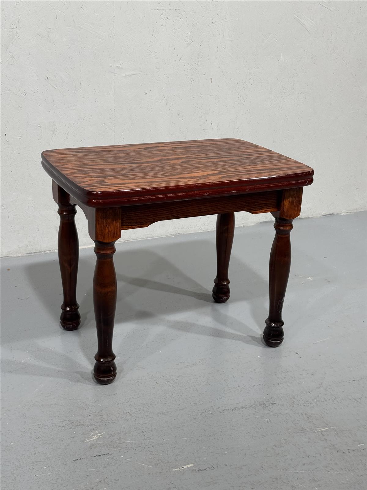 Vintage talonpoikais sivupöytä