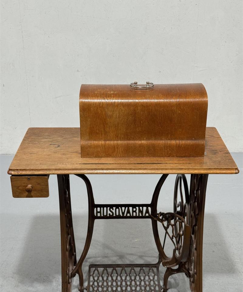 Vintage ompelukonepöytä Husqvarna (jihna puuttuu)