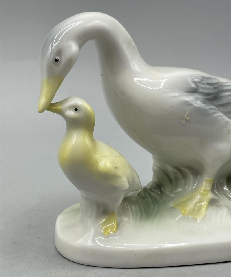 Posliininen hanhifiguuri