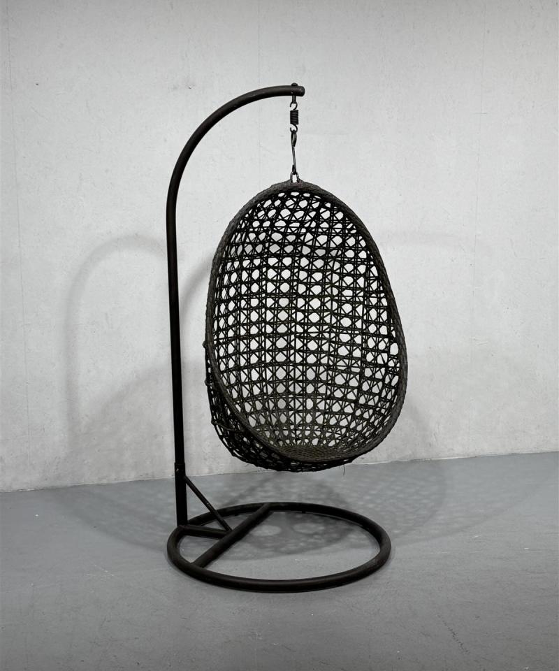 Riipputuoli telineellä, tumma