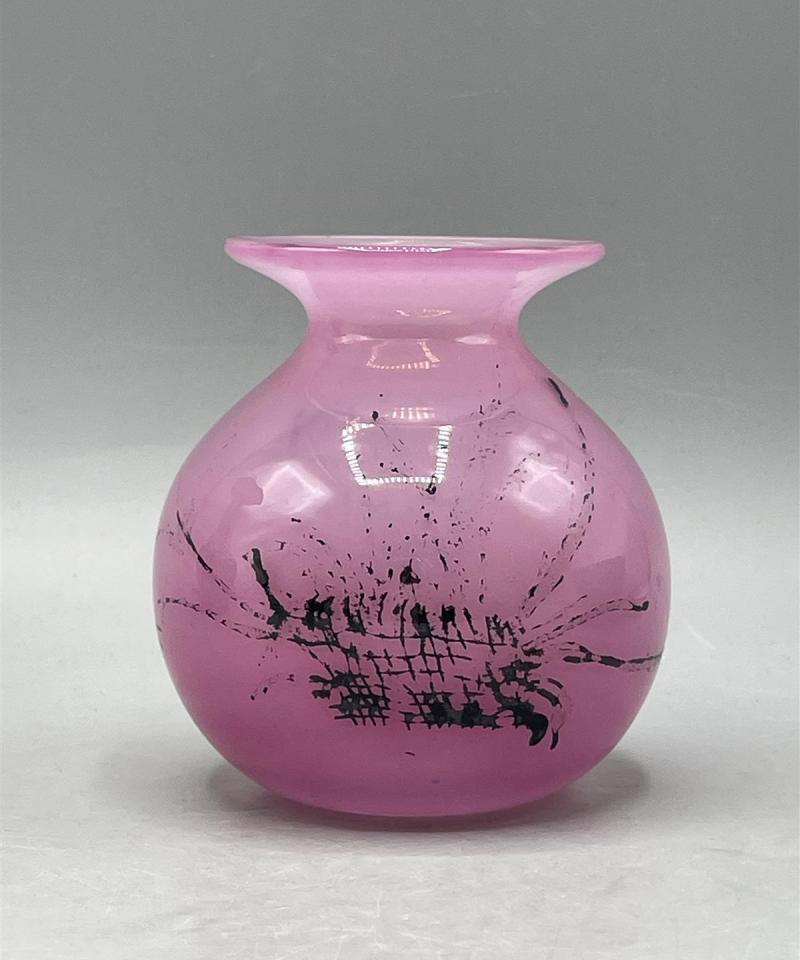 Vaaleanpunainen pieni maljakko