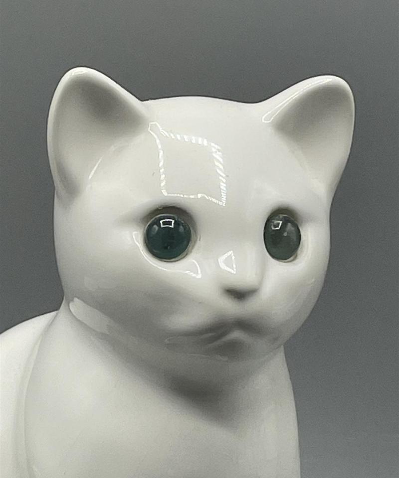 Valkoinen posliini kissafiguuri
