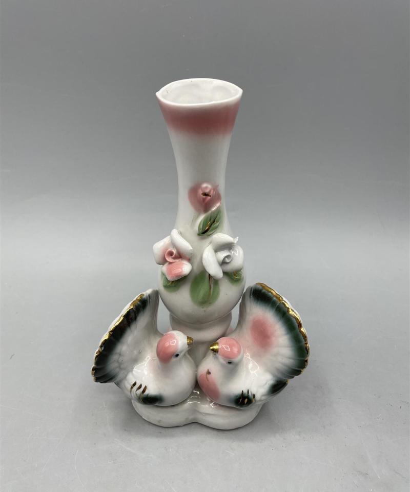 Koristeellinen posliinimaljakko