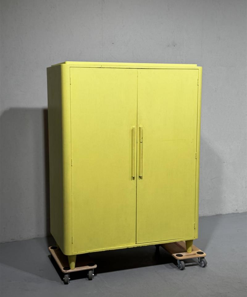 Retro vaatekaappi keltainen